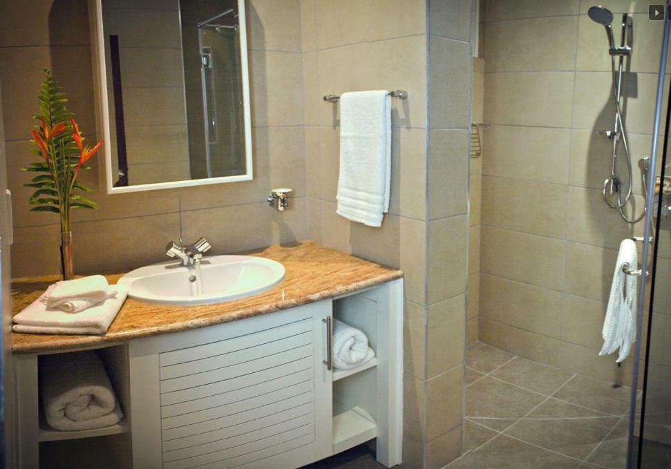 ויקטוריה The Quadrant Luxury Apartments מראה חיצוני תמונה